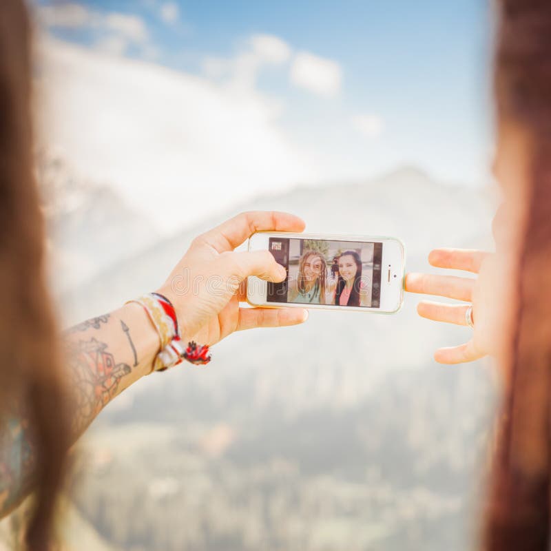 Os povos felizes fazem o selfie no telefone celular na montanha exterior imagens de stock Os povos felizes fazem o selfie no telefone celular na montanha exterior imagens de stock