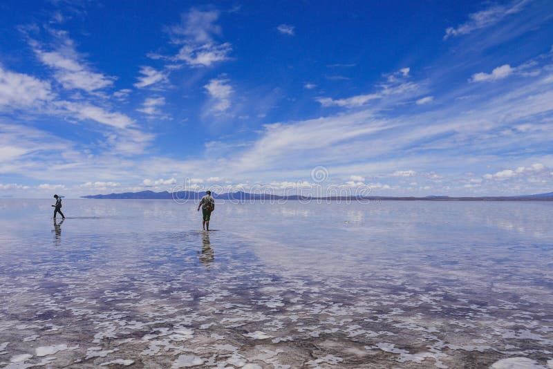 Os povos mostram em silhueta em Salar de Uyuni foto de stock Os povos mostram em silhueta em Salar de Uyuni foto de stock