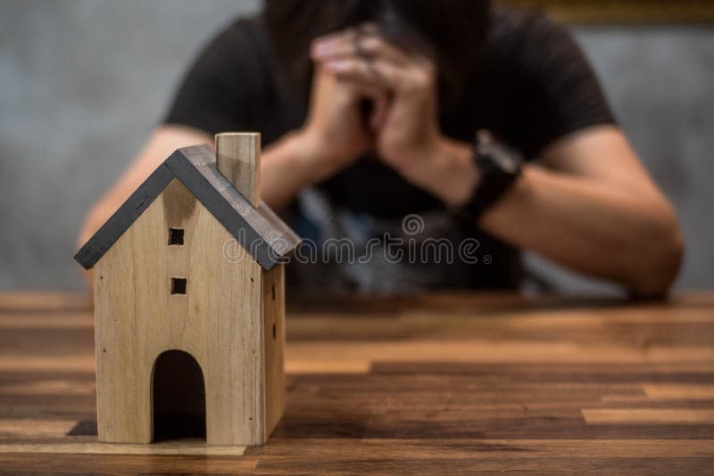 Os povos têm problemas com débito da casa, alojamento, bens imobiliários, compram um apartamento fotografia de stock Os povos têm problemas com débito da casa, alojamento, bens imobiliários, compram um apartamento fotografia de stock