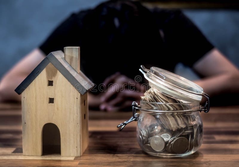 Os povos têm problemas com débito da casa, alojamento, bens imobiliários, compram um apartamento imagens de stock royalty free Os povos têm problemas com débito da casa, alojamento, bens imobiliários, compram um apartamento imagens de stock royalty free