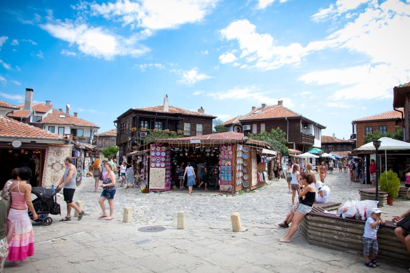 Os povos visitam a cidade velha o 15 de agosto. dia de Nessebar, Bulgária. foto de stock Os povos visitam a cidade velha o 15 de agosto. dia de Nessebar, Bulgária. foto de stock