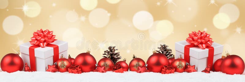 Os presentes do Natal apresentam a decoração da bandeira das bolas o backgrou dourado