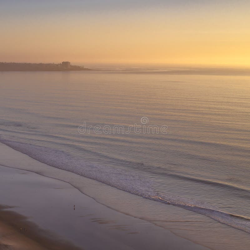 Os pretos encalham com vista do Oceano Pacífico no por do sol fotografia de stock royalty free Os pretos encalham com vista do Oceano Pacífico no por do sol fotografia de stock royalty free