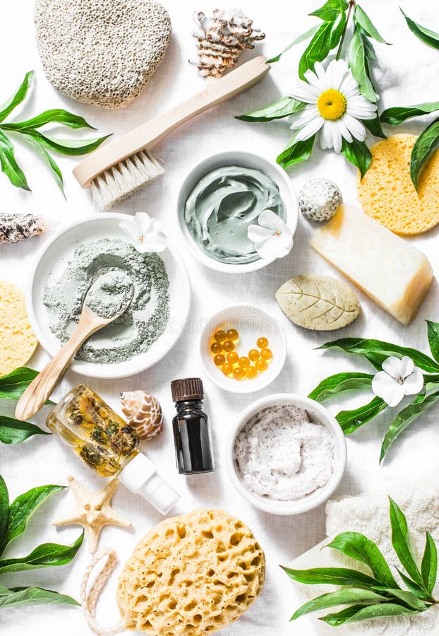 Os produtos de beleza home - argila, farinha de aveia, óleo de coco, cúrcuma, limão, esfregam, secam flores e ervas, esponjas, sa fotos de stock Os produtos de beleza home - argila, farinha de aveia, óleo de coco, cúrcuma, limão, esfregam, secam flores e ervas, esponjas, sa fotos de stock