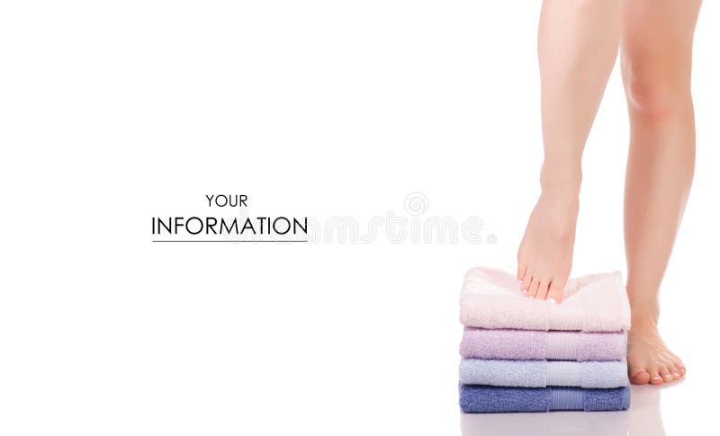 Os pés fêmeas dos pés colocam saltos o teste padrão dos termas da beleza de toalhas de banho da cor fotos de stock royalty free Os pés fêmeas dos pés colocam saltos o teste padrão dos termas da beleza de toalhas de banho da cor fotos de stock royalty free