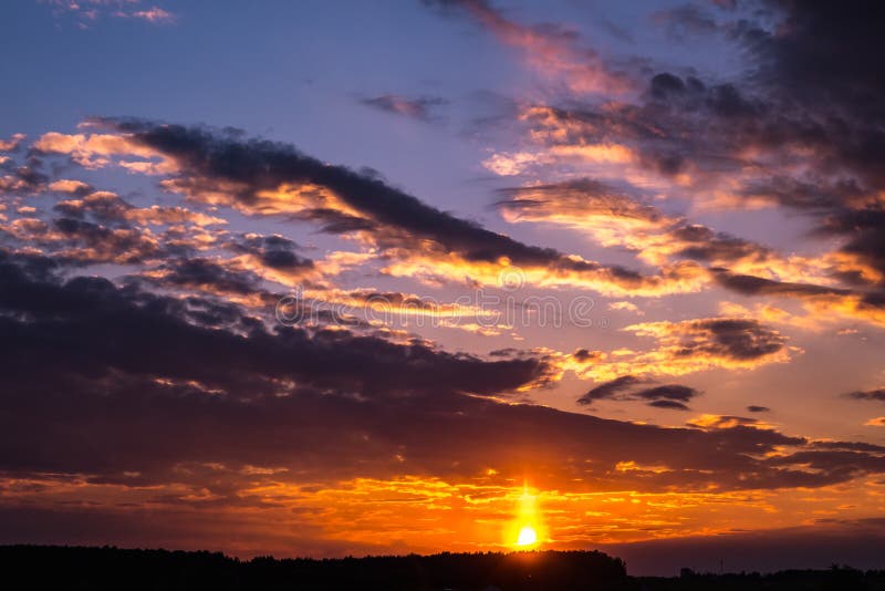 Skydome do pôr do sol com nuvens noturnas como visão panorâmica hdri 360  perfeita em formato equiretangular esférico para uso em gráficos 3d ou  desenvolvimento de jogos como substituição de cúpula do