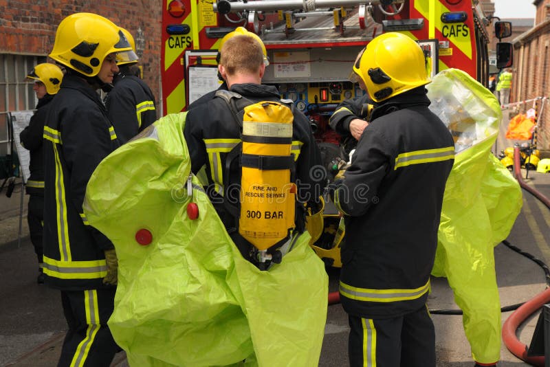 Os sapadores-bombeiros em instrumentos de respiração don ternos protetores. imagens de stock Os sapadores-bombeiros em instrumentos de respiração don ternos protetores. imagens de stock