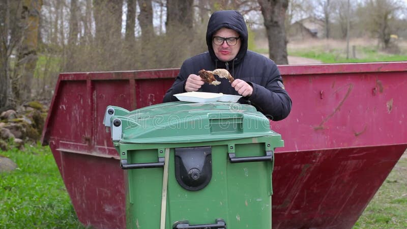 Os sem abrigo mantêm o alimento no recipiente waste e tomam o alimento