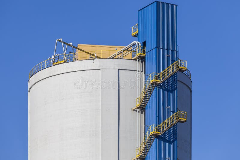 Os silos industriais enormes imagens de stock royalty free Os silos industriais enormes imagens de stock royalty free