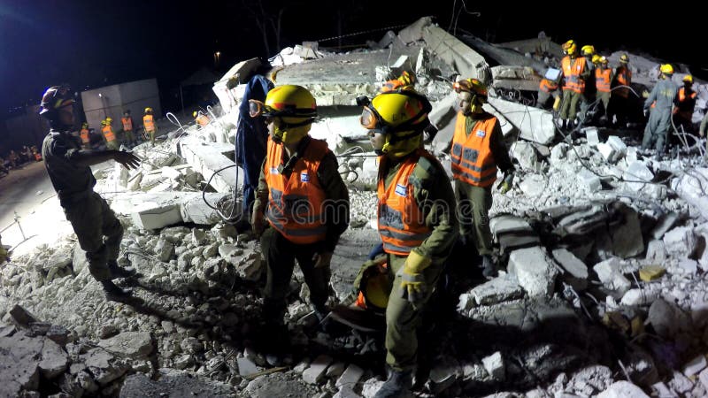 Os soldados da segurança interna evacuam povos feridos tsunami do ataque do foguete do terremoto foto de stock Os soldados da segurança interna evacuam povos feridos tsunami do ataque do foguete do terremoto foto de stock