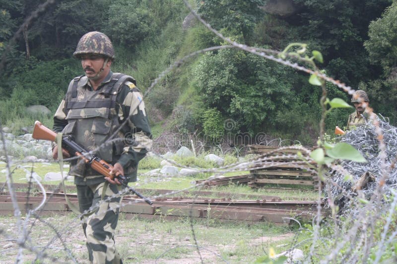 Os soldados indianos do exército patrulham em um heliporto do exército perto da linha de lugar do controle perto de Poonch fotos de stock Os soldados indianos do exército patrulham em um heliporto do exército perto da linha de lugar do controle perto de Poonch fotos de stock