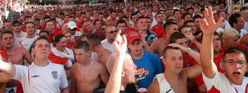 Os suportes britânicos reagem ao olhar o detalhe largo dos partidos do campeonato do futebol do mundo fotos de stock Os suportes britânicos reagem ao olhar o detalhe largo dos partidos do campeonato do futebol do mundo fotos de stock