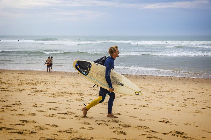 Os surfistas no Oceano Atlântico encalham no Lacanau-oceano, Bordéus, imagem de stock Os surfistas no Oceano Atlântico encalham no Lacanau-oceano, Bordéus, imagem de stock