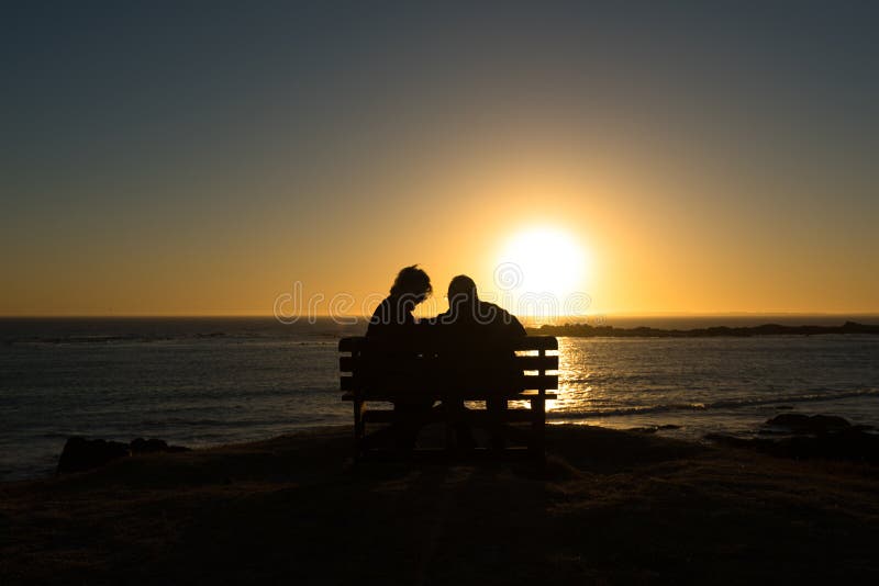 Os sêniores acoplam a apreciação do por do sol colorido fotos de stock Os sêniores acoplam a apreciação do por do sol colorido fotos de stock