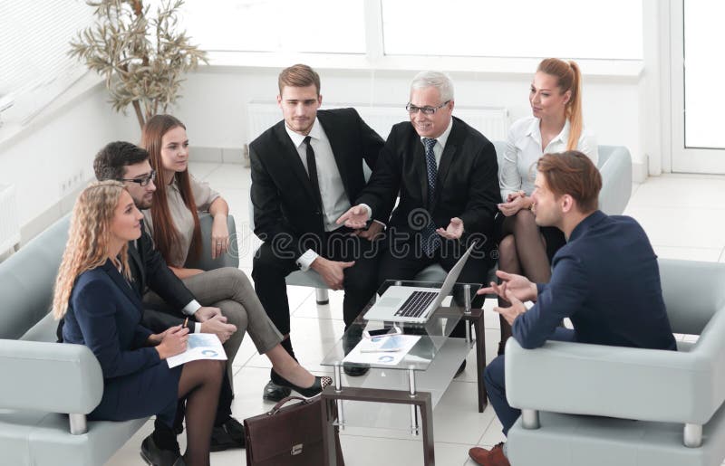 Os sócios comerciais e o negócio team discutindo um contrac novo fotografia de stock Os sócios comerciais e o negócio team discutindo um contrac novo fotografia de stock