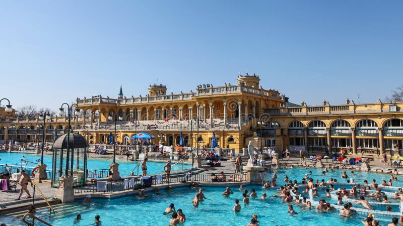 Os termas de Szechenyi em Budapest imagens de stock Os termas de Szechenyi em Budapest imagens de stock