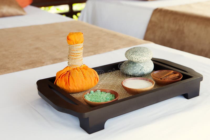 Os termas e o bem-estar fazem massagens o ajuste ainda da vida com óleo essencial, fundo exterior do verão de sal fotografia de stock Os termas e o bem-estar fazem massagens o ajuste ainda da vida com óleo essencial, fundo exterior do verão de sal fotografia de stock