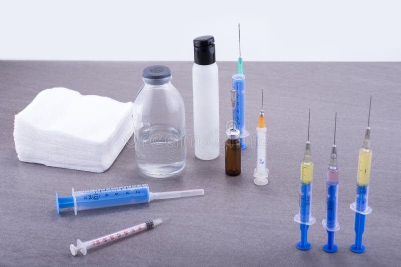 Os tiros preparam-se para a vacinação no tempo da gripe Injeção na aba imagem de stock Os tiros preparam-se para a vacinação no tempo da gripe Injeção na aba imagem de stock