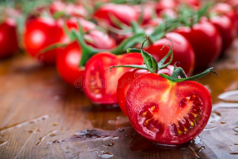 Os tomates de cereja frescos lavaram a agua potável Corte tomates frescos imagens de stock Os tomates de cereja frescos lavaram a agua potável Corte tomates frescos imagens de stock