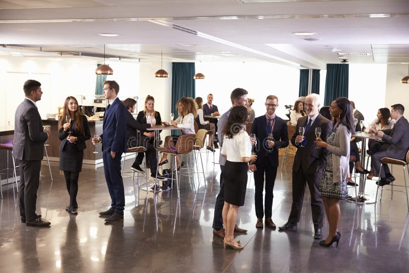 Os trabalhos em rede dos delegados na conferência bebem a recepção fotografia de stock Os trabalhos em rede dos delegados na conferência bebem a recepção fotografia de stock