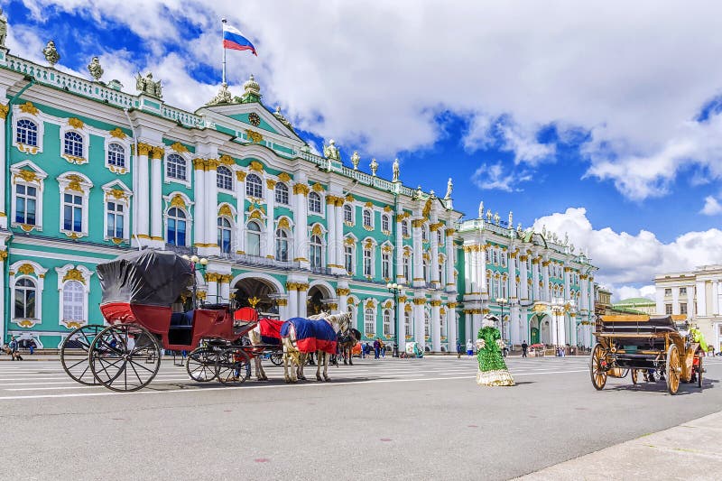 Os transportes puxados por cavalos no palácio esquadram em St Petersburg