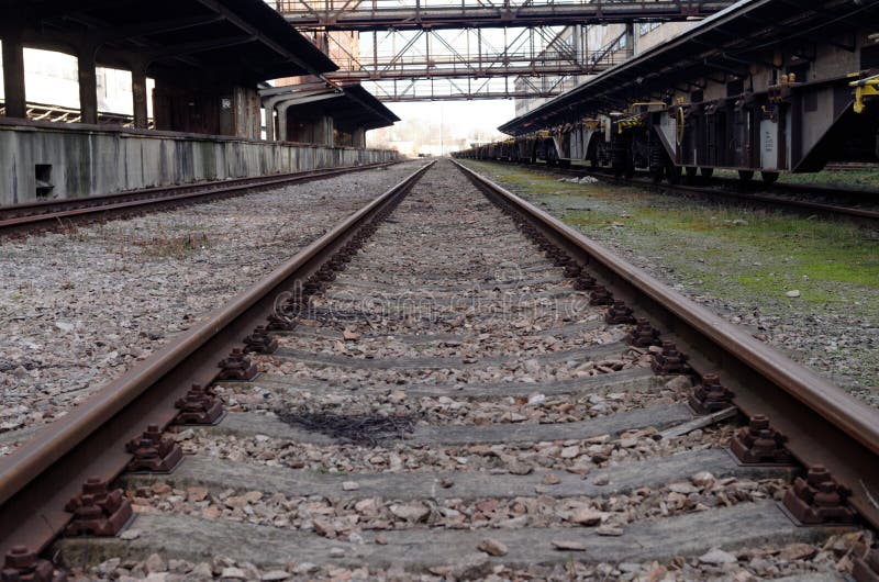 Os trilhos detalham na estação de trem industrial abandonada velha em Praga fotografia de stock Os trilhos detalham na estação de trem industrial abandonada velha em Praga fotografia de stock