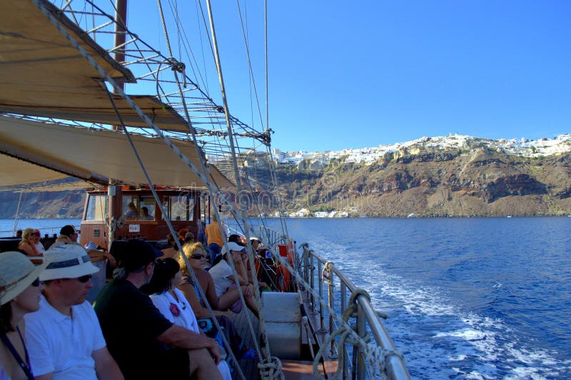 Os turistas no barco após um Santorini emocionante tropeçam imagens de stock Os turistas no barco após um Santorini emocionante tropeçam imagens de stock