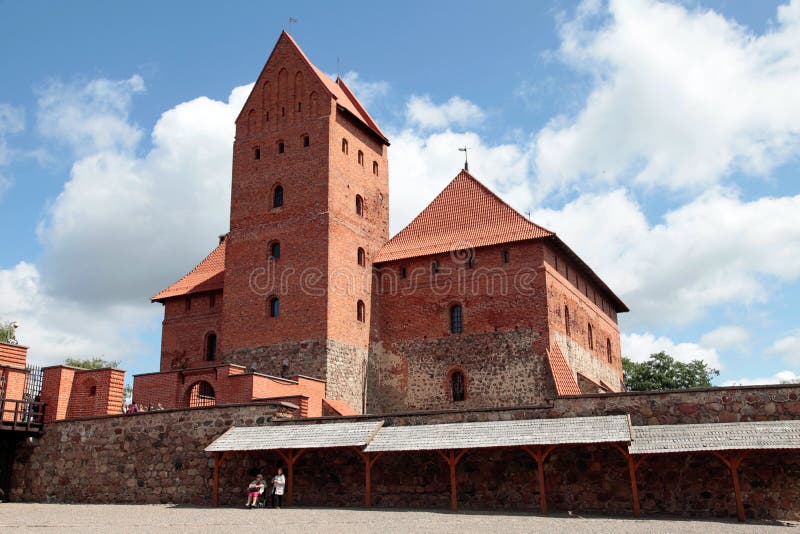 Os turistas no pátio de Trakai fortificam, Vilnius, Lituânia imagem de stock Os turistas no pátio de Trakai fortificam, Vilnius, Lituânia imagem de stock