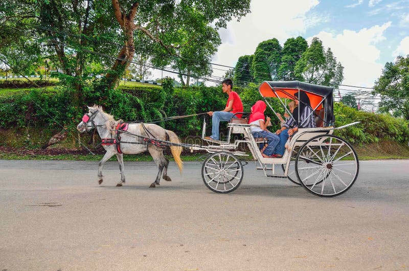 Os turistas tomam um passeio durante um fim de semana no museu Sungai Lembing, Kuantan, Pahang, Malásia fotografia de stock royalty free Os turistas tomam um passeio durante um fim de semana no museu Sungai Lembing, Kuantan, Pahang, Malásia fotografia de stock royalty free