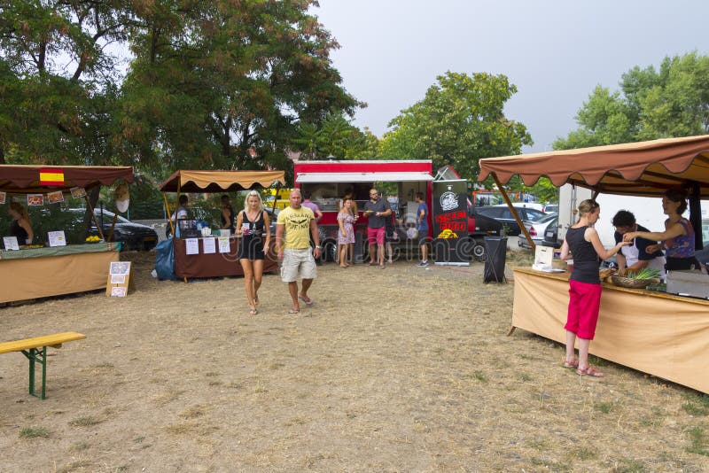 Os visitantes ao alimento transversal popular da rua bloqueiam o festival em Praga, área do alimento de Holesovice fotografia de stock Os visitantes ao alimento transversal popular da rua bloqueiam o festival em Praga, área do alimento de Holesovice fotografia de stock