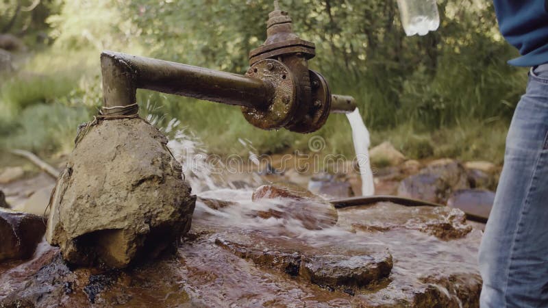 Os volume de água do metal oxidado conduzem o wellspring da fuga de montanha