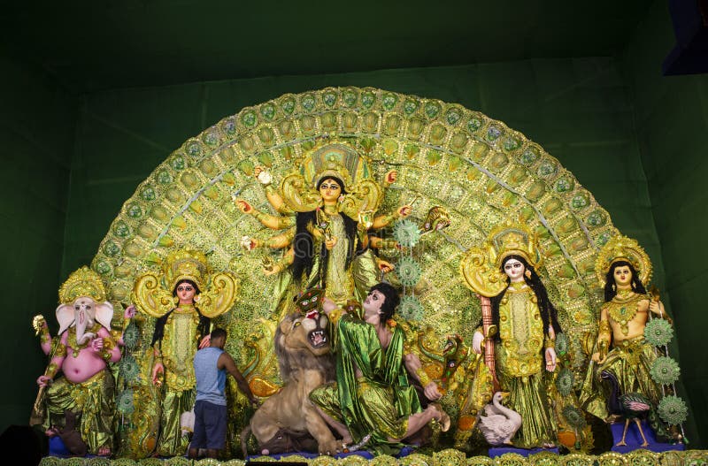 Os ídolos da deusa hindu Maa Durga com suas crianças em um pandal decoraram belamente durante o festival de Durga Puja foto de stock royalty free Os ídolos da deusa hindu Maa Durga com suas crianças em um pandal decoraram belamente durante o festival de Durga Puja foto de stock royalty free