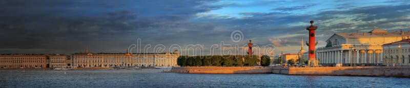 Os últimos raios do por do sol sobre o rio e o St Petersburg de Neva imagens de stock Os últimos raios do por do sol sobre o rio e o St Petersburg de Neva imagens de stock