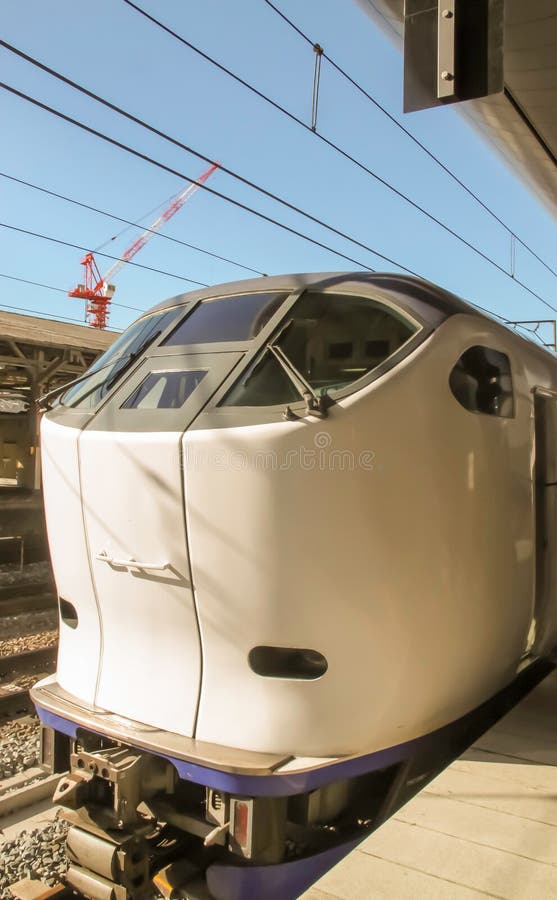 Osaka - 2010: El tren de bala de Japón llega una estación fotografía de archivo Osaka - 2010: El tren de bala de Japón llega una estación fotografía de archivo