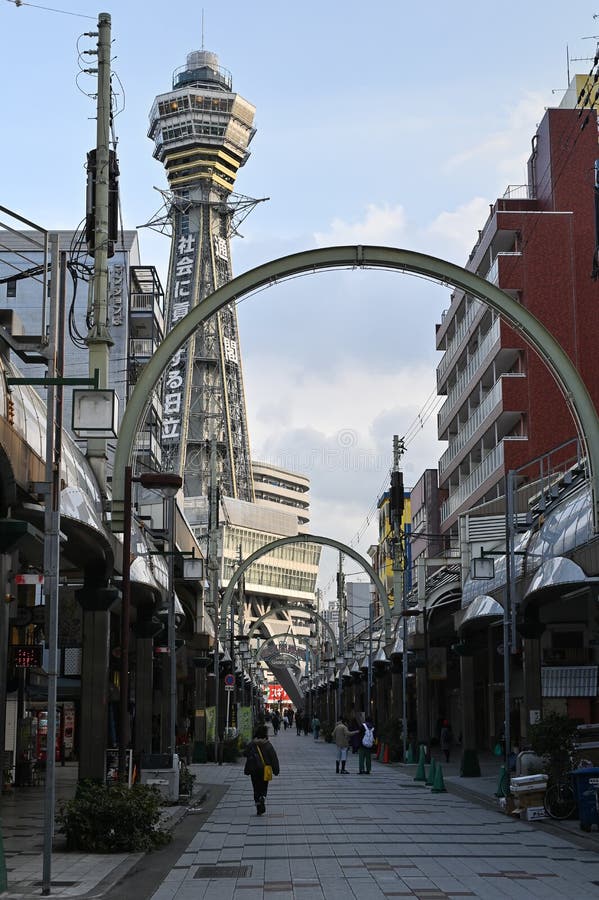 OSAKA, GIAPPONE - 17 MARZO 2019: Torre di Tsutenkaku a Shinsekai fotografie stock OSAKA, GIAPPONE - 17 MARZO 2019: Torre di Tsutenkaku a Shinsekai fotografie stock