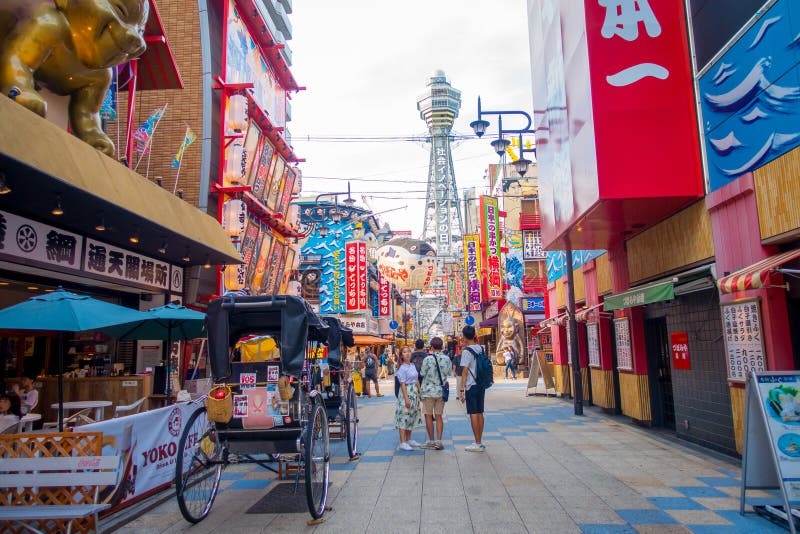 OSAKA, JAPAN - JULI 18, 2017: De Tsutenkakutoren is een toren en een bekend oriëntatiepunt van Osaka Het wordt gevestigd in royalty-vrije stock fotografie OSAKA, JAPAN - JULI 18, 2017: De Tsutenkakutoren is een toren en een bekend oriëntatiepunt van Osaka Het wordt gevestigd in royalty-vrije stock fotografie