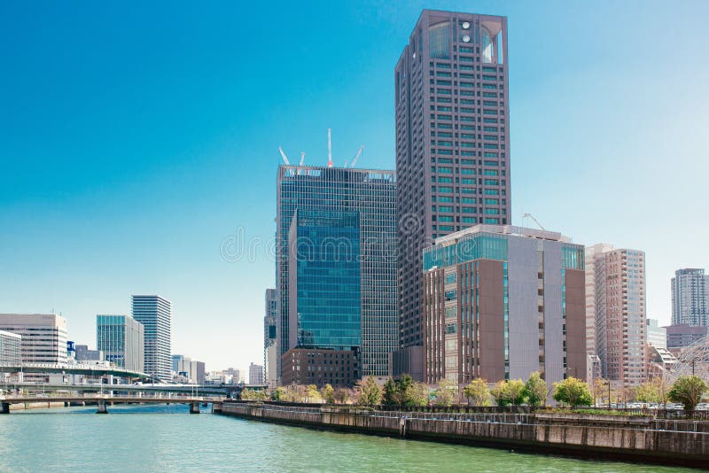 OSAKA, JAPAN, 27 MAART: Rivier kyu-Yodo en wolkenkrabbers van downto royalty-vrije stock fotografie OSAKA, JAPAN, 27 MAART: Rivier kyu-Yodo en wolkenkrabbers van downto royalty-vrije stock fotografie