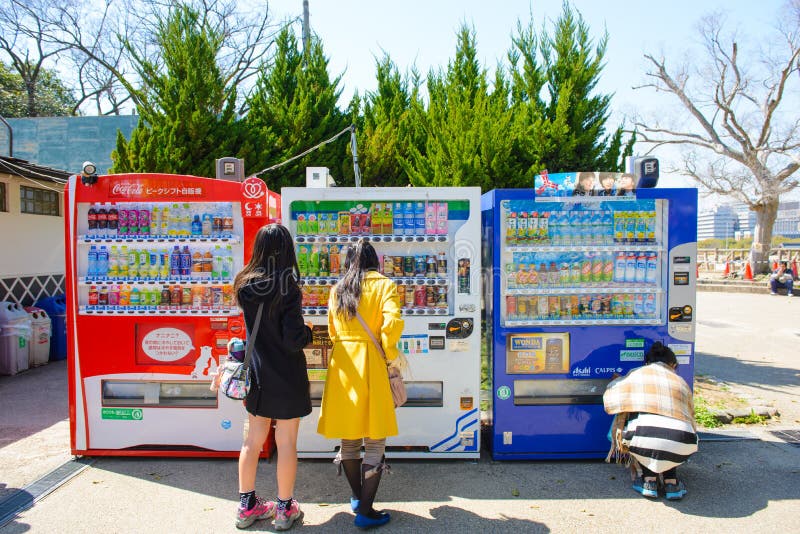 Osaka, Japan - March 27, 2015 : Tourists are use drink coin machine at Osaka castle royalty free stock image Osaka, Japan - March 27, 2015 : Tourists are use drink coin machine at Osaka castle royalty free stock image