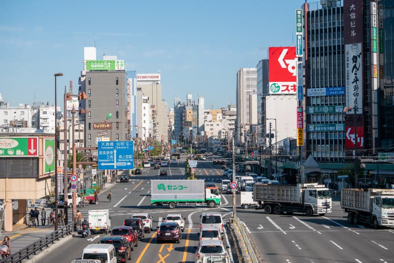 Osaka japan november 09 2019 : arranha-céus multidões de arranha-céus do prédio fotos de stock