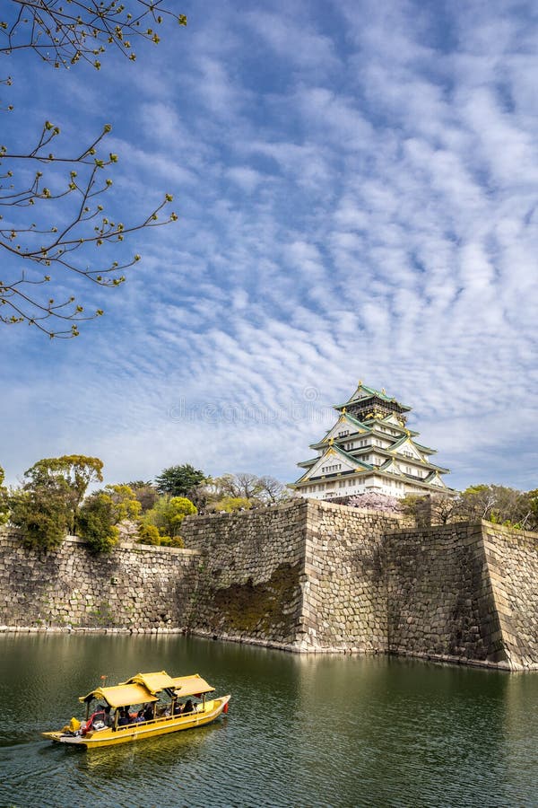 Osaka-Schloss und ein touristisches Boot im Stadtburggraben stockfotografie Osaka-Schloss und ein touristisches Boot im Stadtburggraben stockfotografie