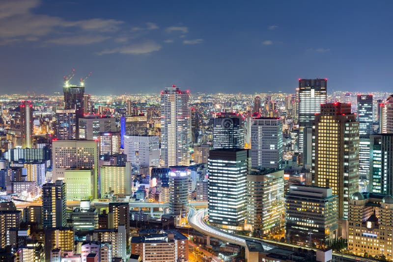 Osaka-Stadtgeschäft im Stadtzentrum gelegen mit Dämmerungshimmelhintergrund lizenzfreie stockbilder Osaka-Stadtgeschäft im Stadtzentrum gelegen mit Dämmerungshimmelhintergrund lizenzfreie stockbilder