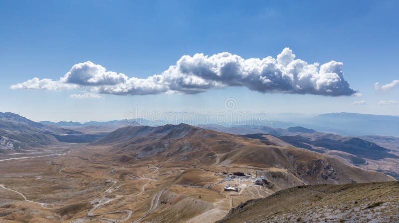 Osamotniona chmura nad Campo Imperatore plateau, Abruzzo, Włochy obrazy stock Osamotniona chmura nad Campo Imperatore plateau, Abruzzo, Włochy obrazy stock