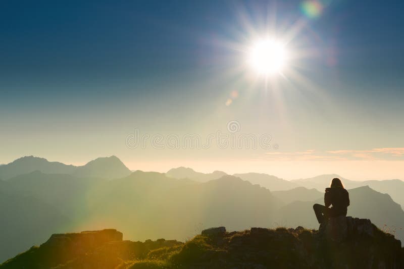 Osamotniona smutna osoba siedzi na szczycie góra fotografia stock Osamotniona smutna osoba siedzi na szczycie góra fotografia stock