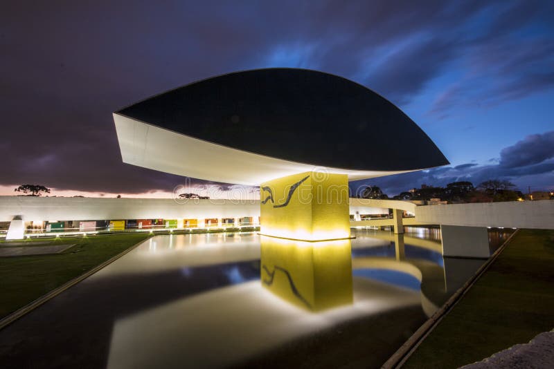 Oscar Niemeyer Museum - Curitiba/PR - le Brésil photo stock Oscar Niemeyer Museum - Curitiba/PR - le Brésil photo stock