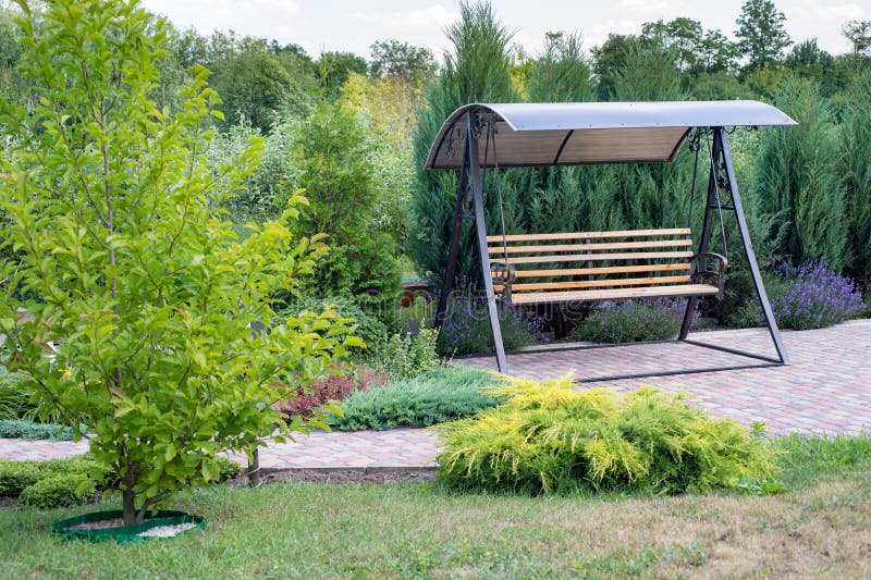 Oscilación solo precioso del jardín en un diseño hermoso del paisaje imagen de archivo libre de regalías Oscilación solo precioso del jardín en un diseño hermoso del paisaje imagen de archivo libre de regalías