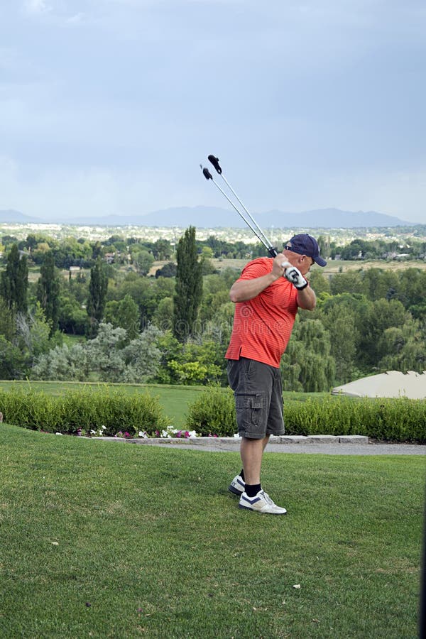 Oscillazione di pratica del giocatore di golf fotografia stock Oscillazione di pratica del giocatore di golf fotografia stock