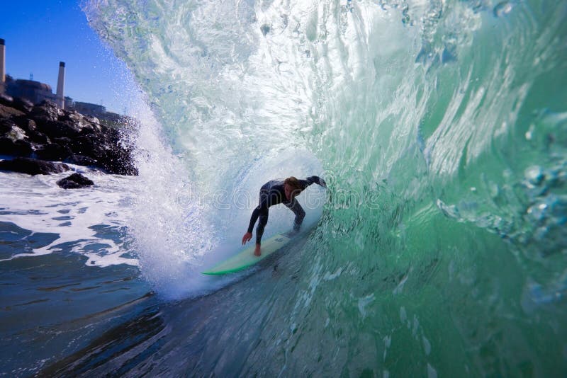 Oscille le tube de surfer au loin photo stock