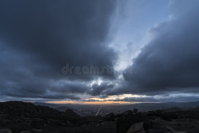 Oscuridad de Simi Valley California Storm Sky foto de archivo Oscuridad de Simi Valley California Storm Sky foto de archivo