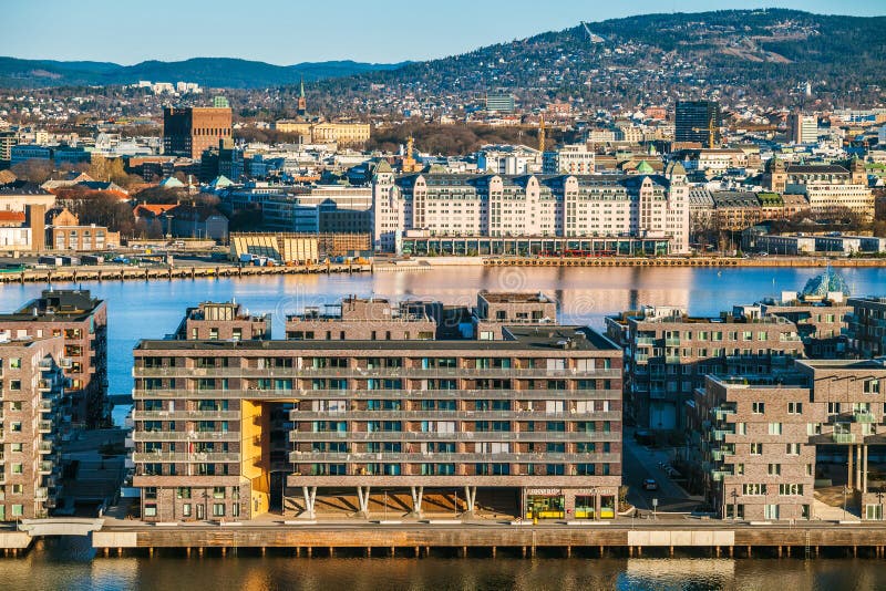 Oslo hamn i morgonen Panoramautsikten från Ekebergparken skulptur parkerar royaltyfri foto Oslo hamn i morgonen Panoramautsikten från Ekebergparken skulptur parkerar royaltyfri foto
