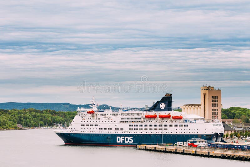 Oslo, Noorwegen Moderne veerboot op pier in afwachting van lading vanaf haven en passagiers aan boord en vanaf terminal DFDS royalty-vrije stock fotografie Oslo, Noorwegen Moderne veerboot op pier in afwachting van lading vanaf haven en passagiers aan boord en vanaf terminal DFDS royalty-vrije stock fotografie